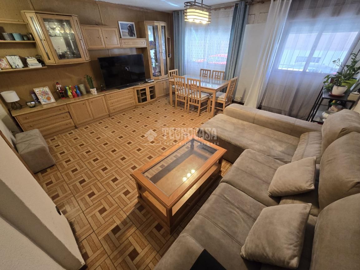 Living room of Flat for sale in  Madrid Capital  with Air Conditioner, Heating and Furnished