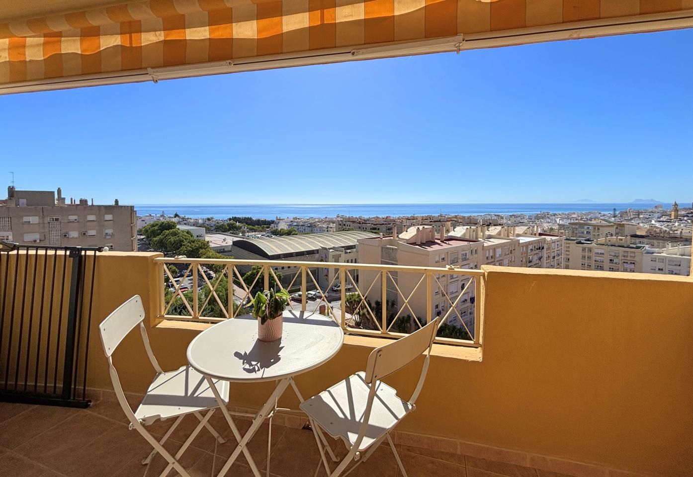 Dormitori de Apartament en venda en Estepona amb Aire condicionat, Parquet i Terrassa