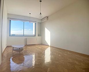 Living room of Flat to rent in  Madrid Capital  with Air Conditioner, Heating and Parquet flooring