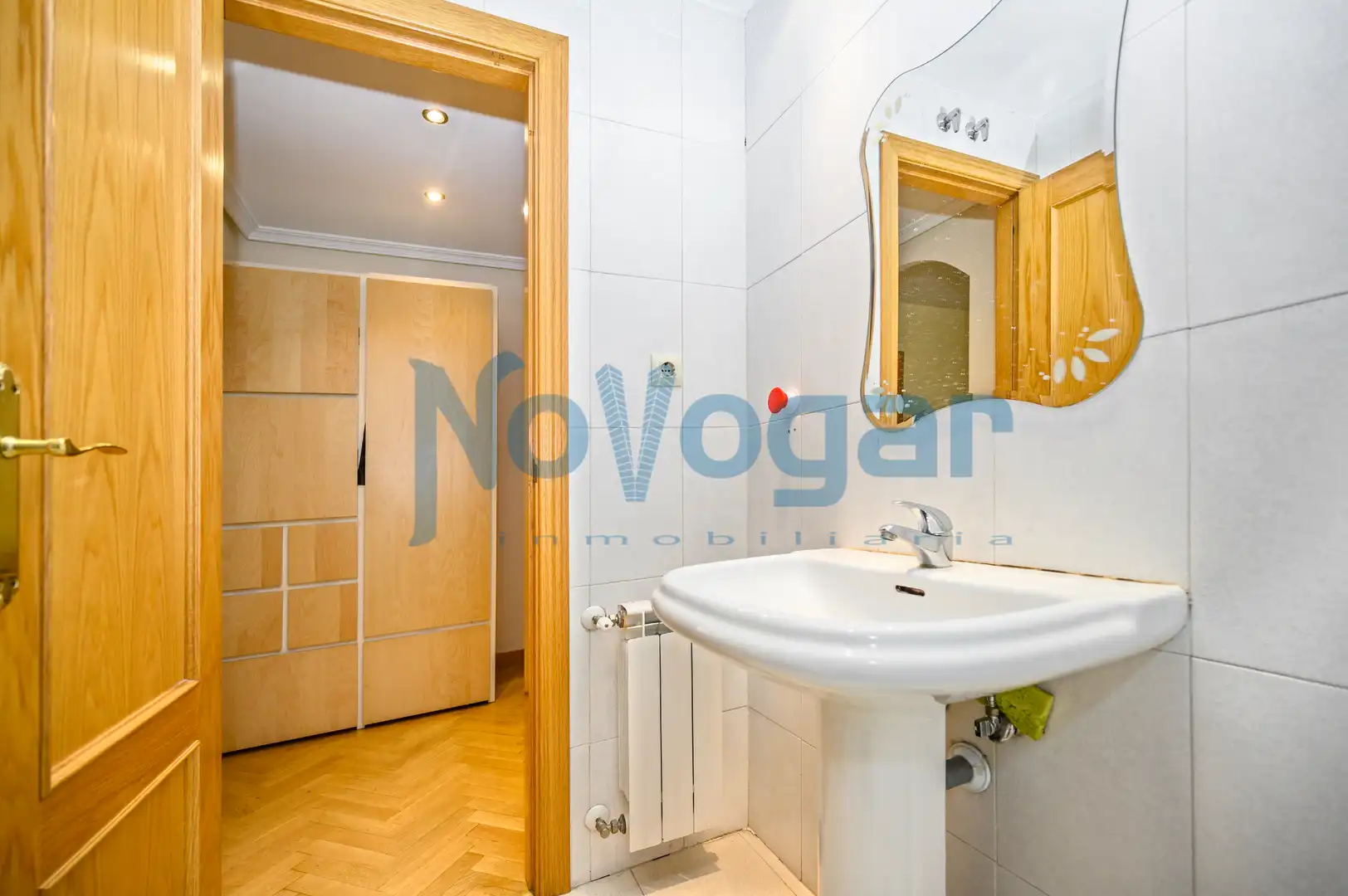 Bathroom of Flat for sale in Madrid  with Air Conditioner, Heating and Community pool