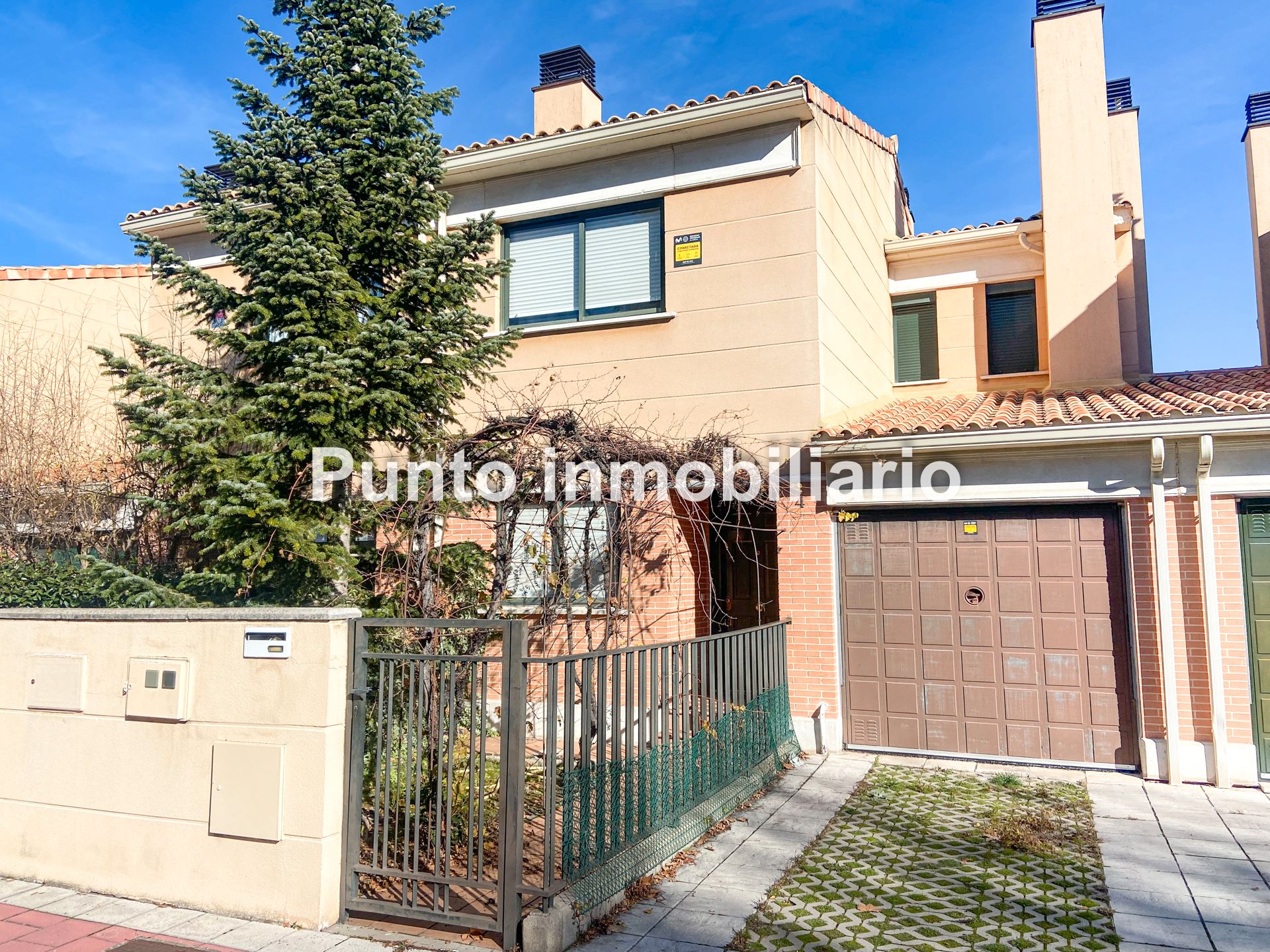 Vista exterior de Casa adosada en venda en Valladolid Capital amb Calefacció, Jardí privat i Parquet
