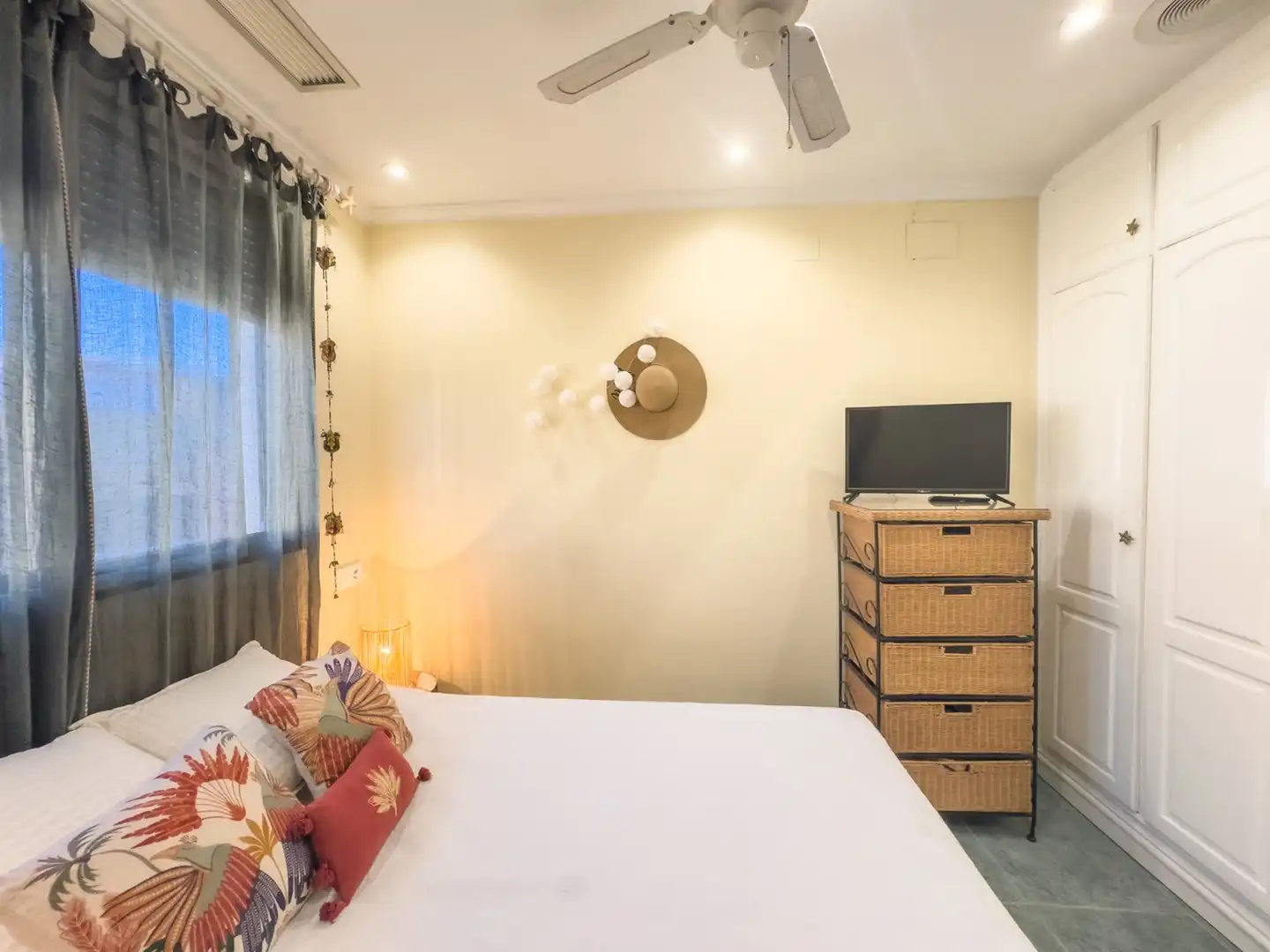 Dormitori de Apartament de lloguer en Santa Pola amb Terrassa, Moblat i Forn