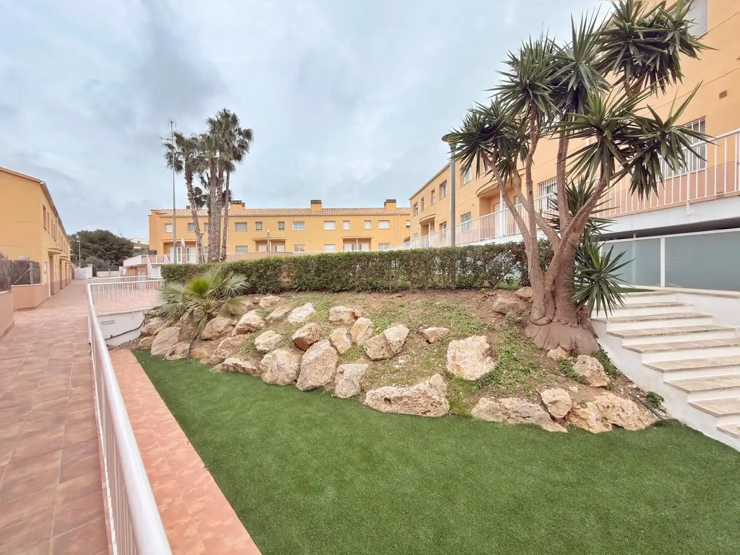 Vista exterior de Casa adosada en venda en Cubelles amb Calefacció, Terrassa i Piscina comunitària