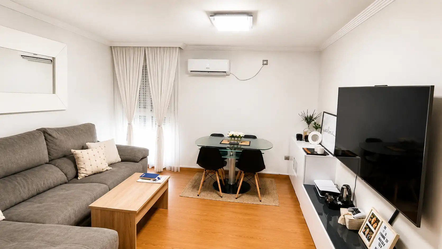 Living room of Flat for sale in Sevilla  with Air Conditioner and Furnished