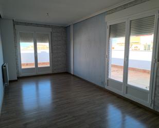 Sala d'estar de Àtic en venda en La Roda amb Calefacció, Parquet i Terrassa
