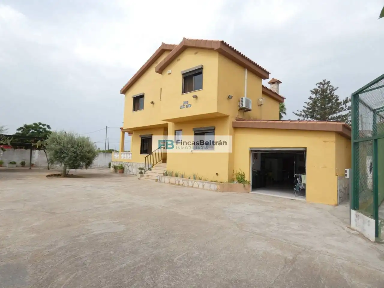 Vista exterior de Casa o xalet en venda en Benicarló amb Aire condicionat, Calefacció i Jardí privat