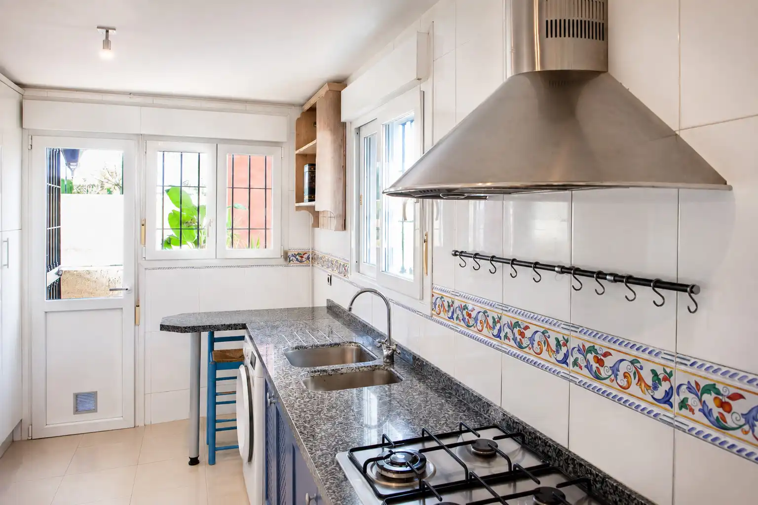 Kitchen of Houses for sale in Espartinas  with Air Conditioner, Private garden and Oven