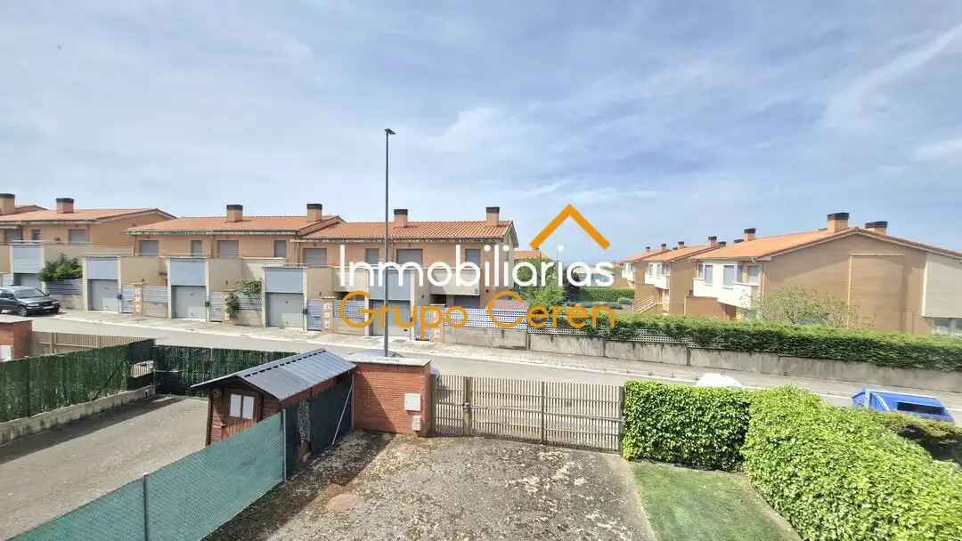 Vista exterior de Casa adosada en venta en Cirueña con Calefacción, Jardín privado y Terraza