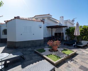 Vista exterior de Casa o xalet en venda en San Bartolomé de Tirajana amb Aire condicionat, Jardí privat i Terrassa