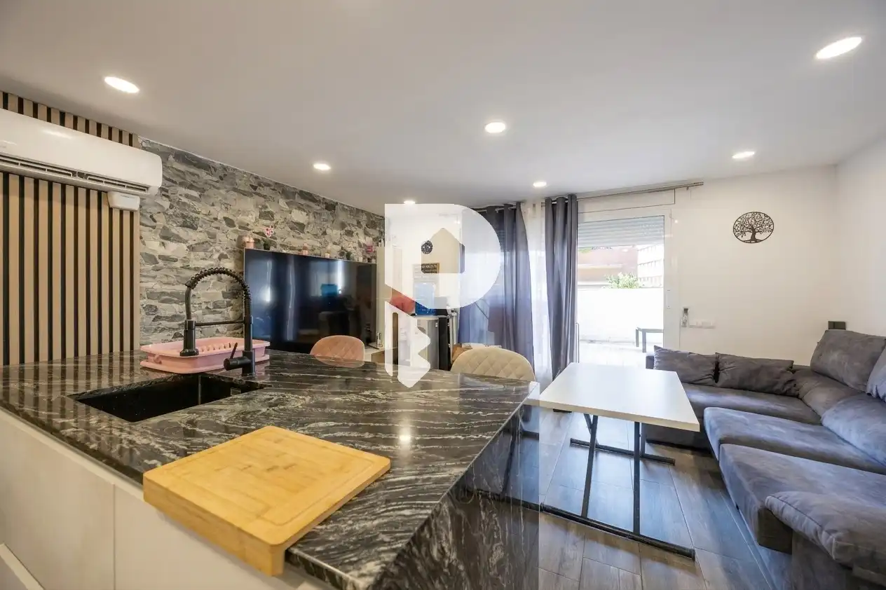 Cuina de Casa o xalet en venda en Sant Vicenç Dels Horts amb Aire condicionat, Calefacció i Parquet