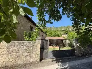 Vista exterior de Casa adosada en venda en Valle de Sedano amb Jardí privat, Traster i Moblat