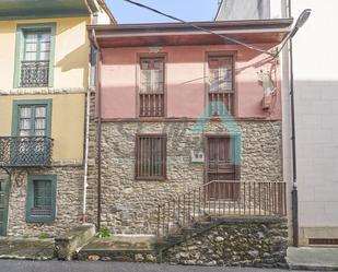 Vista exterior de Casa adosada en venda en Lena amb Terrassa i Balcó