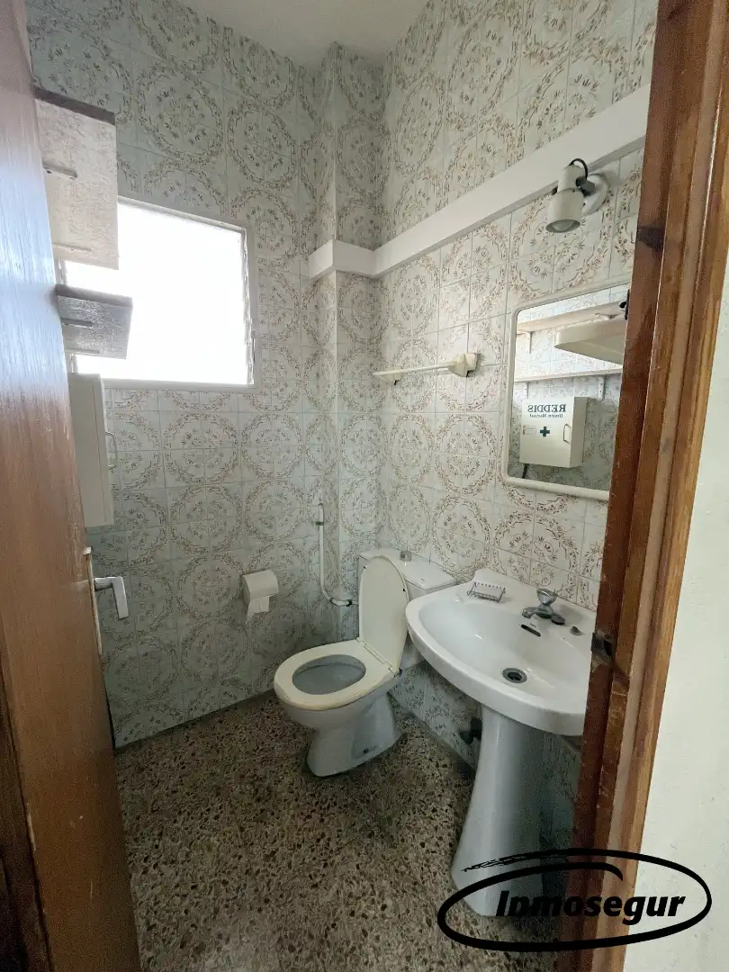 Badezimmer von Geschaftsraum zur Miete in Salou mit Klimaanlage, Terrasse und Möbliert