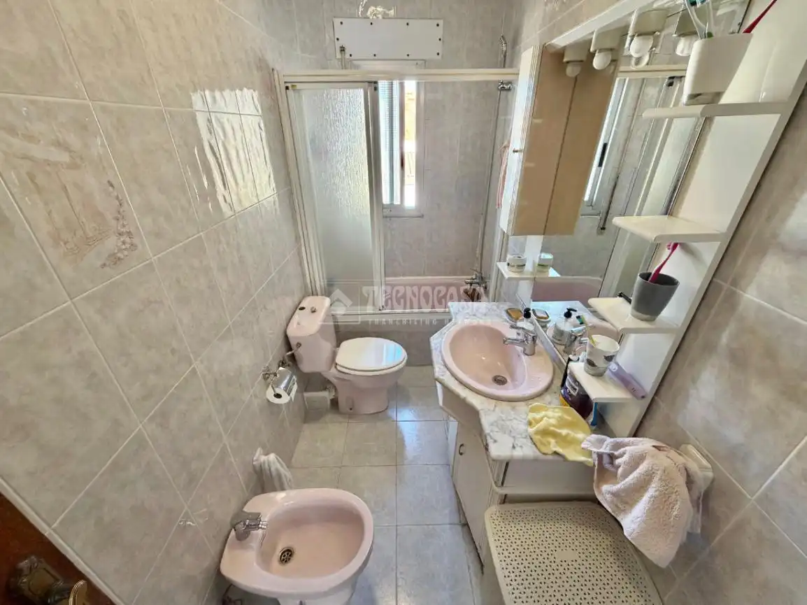 Bathroom of Flat for sale in Madrid