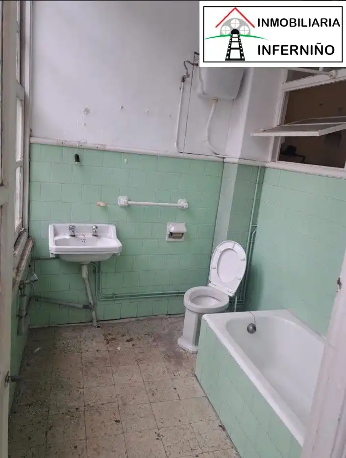 Bany de Pis en venda en Ferrol amb Balcó