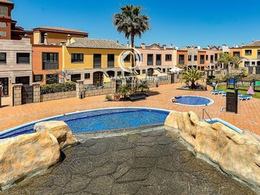 Maison mitoyenne avec piscine à vendre à La Enramada