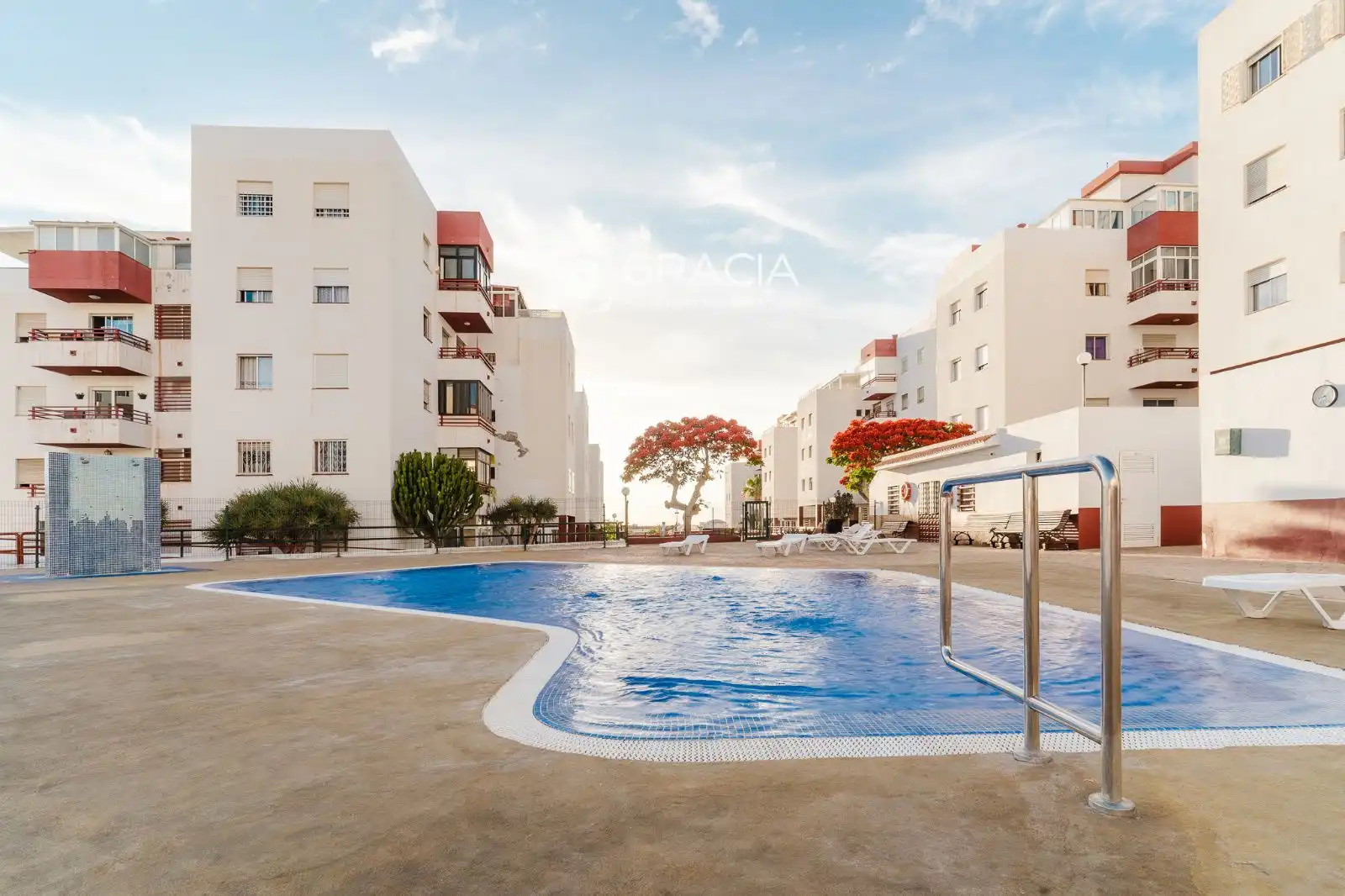 Flat with pool for sale in de los pueblos