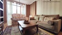 Sala d'estar de Pis en venda en Oviedo  amb Terrassa