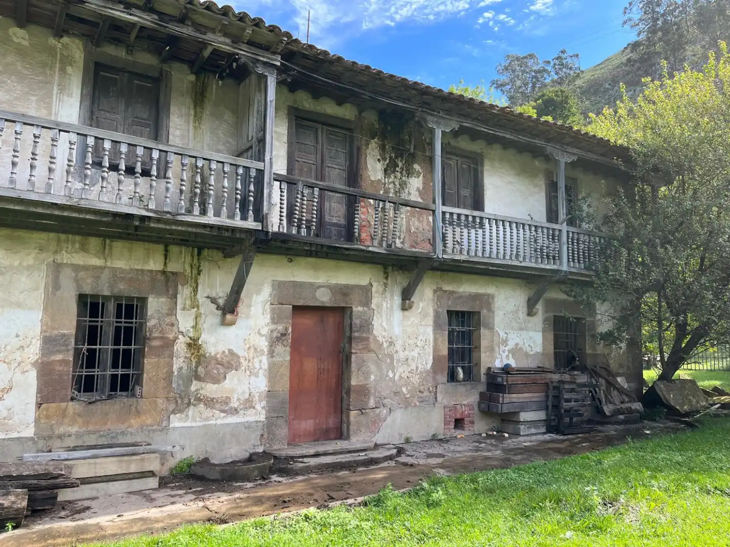 Vista exterior de Casa o xalet en venda en San Felices de Buelna
