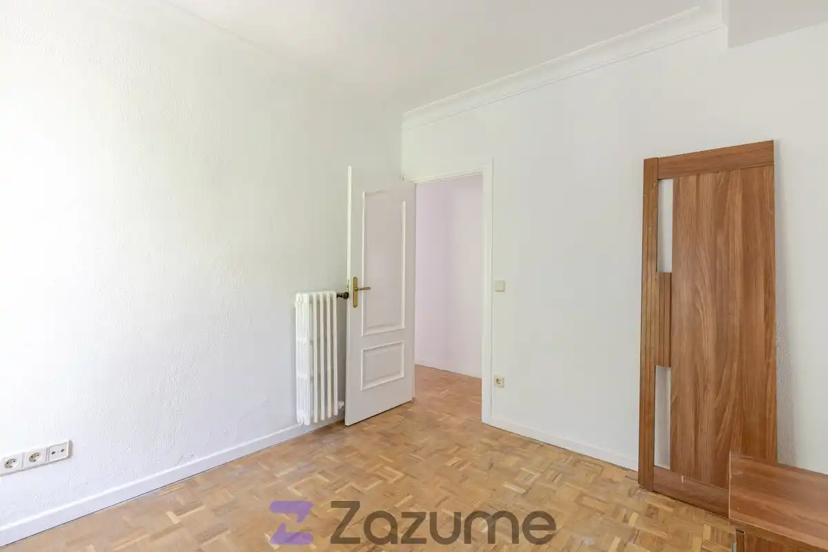 Schlafzimmer von Dachboden zur Miete in Madrid mit Klimaanlage, Heizung und Parkett