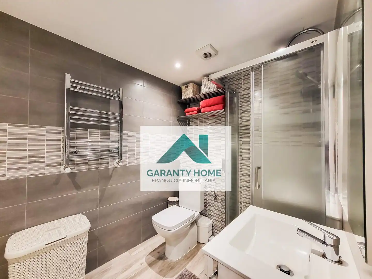 Baño de Apartamento de alquiler en Villanueva de la Cañada con Aire acondicionado, Jardín privado y Terraza