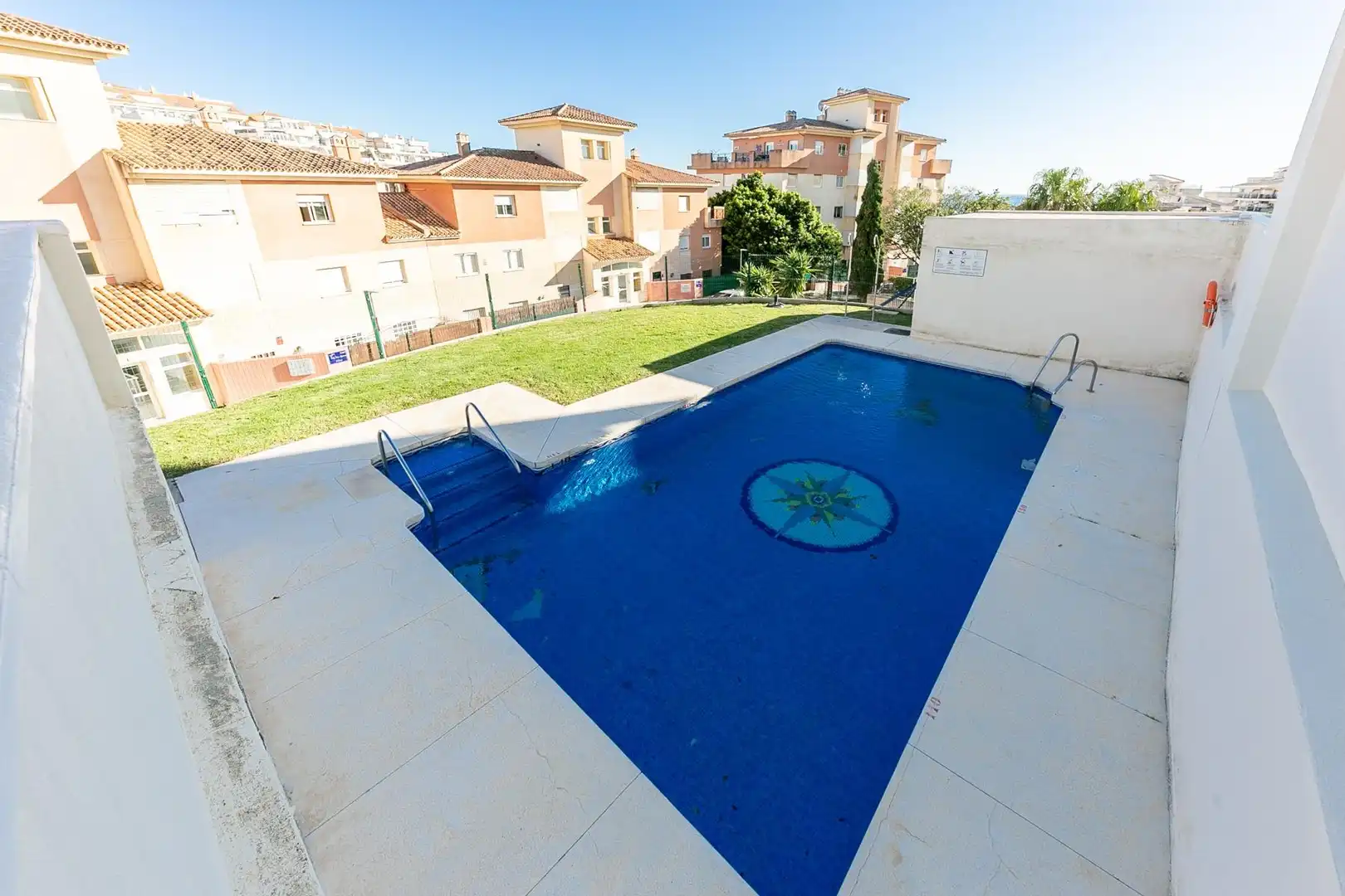 Piscina de Dúplex en venta en Benalmádena con Aire acondicionado, Calefacción y Jardín privado