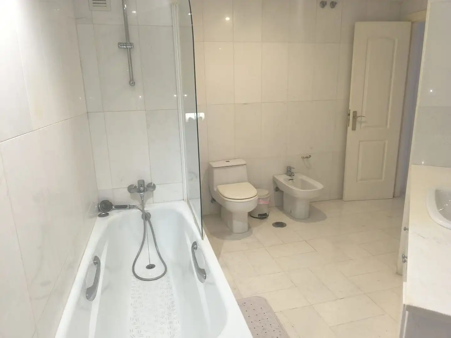 Bathroom of Flat for rent in Marbella  with Private garden, Terrace and Storage room
