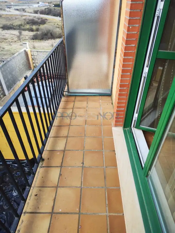 Terrassa de Casa adosada en venda en Valdefresno amb Calefacció, Jardí privat i Parquet