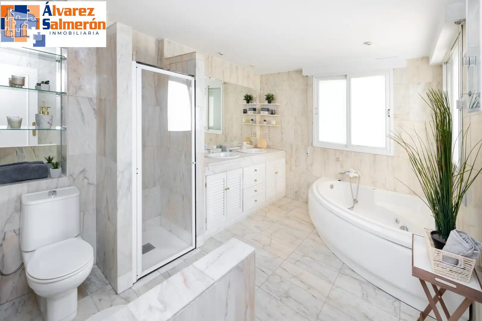 Bathroom of Houses for sale in Granada  with Air Conditioner, Private garden and Terrace