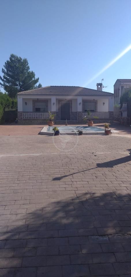 Vista exterior de Finca rústica en venda en Linares amb Jardí privat i Piscina