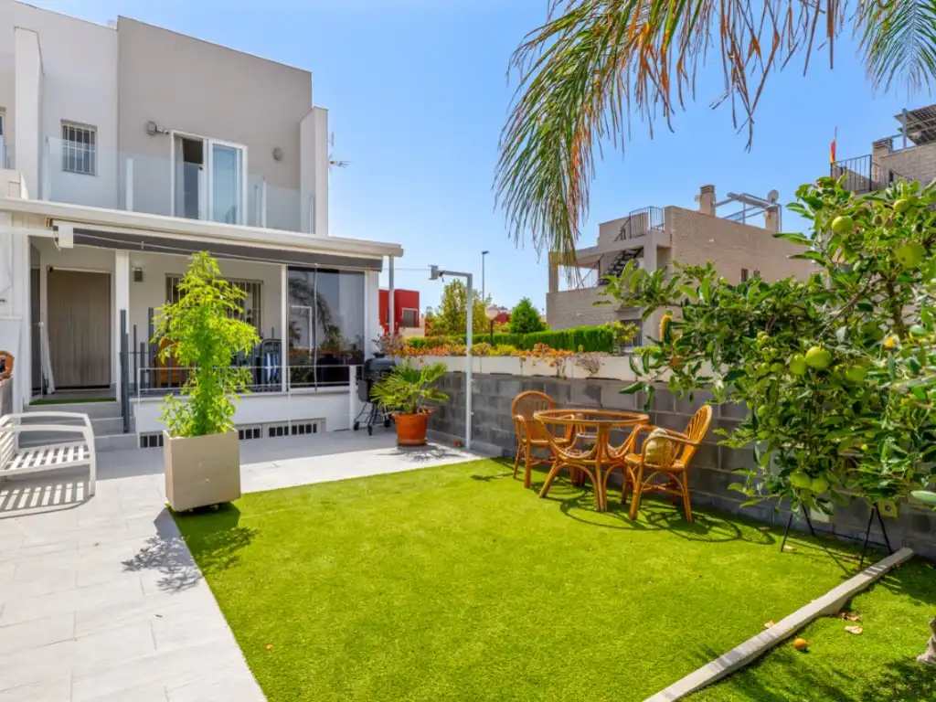 Haus mit Pool zum Verkauf in Avenida Asoc Victimas Terrorismo 1