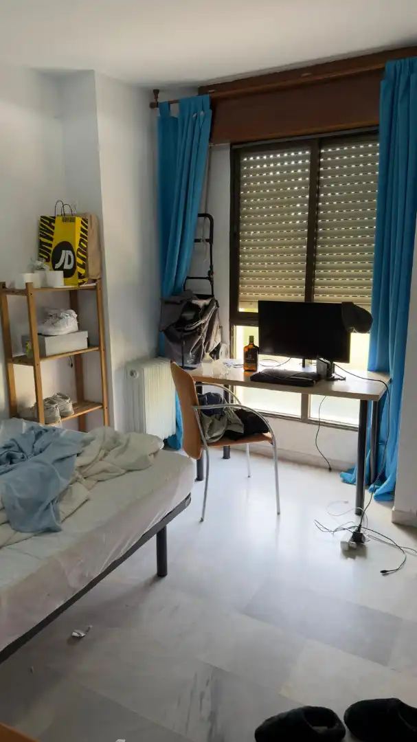 Habitación de Piso para compartir en Granada con Calefacción, Terraza y Amueblado
