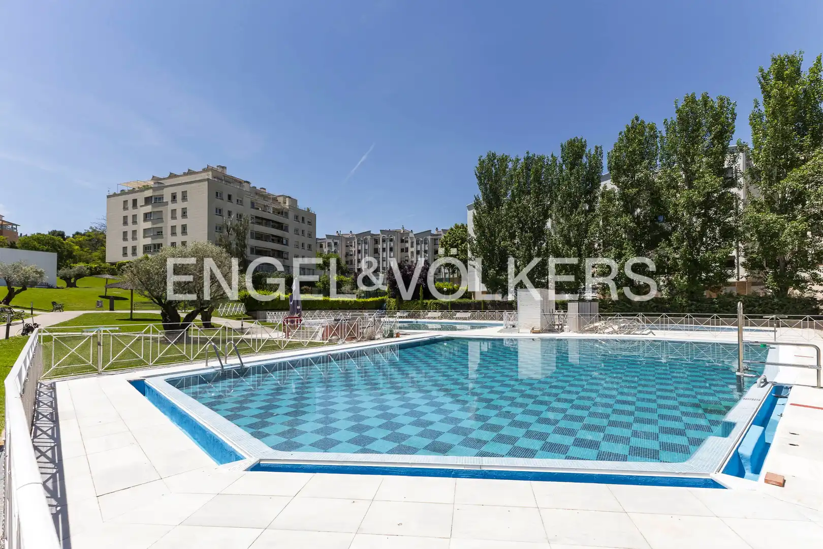 Piscina de Piso en venta en Madrid con Aire acondicionado y Calefacción