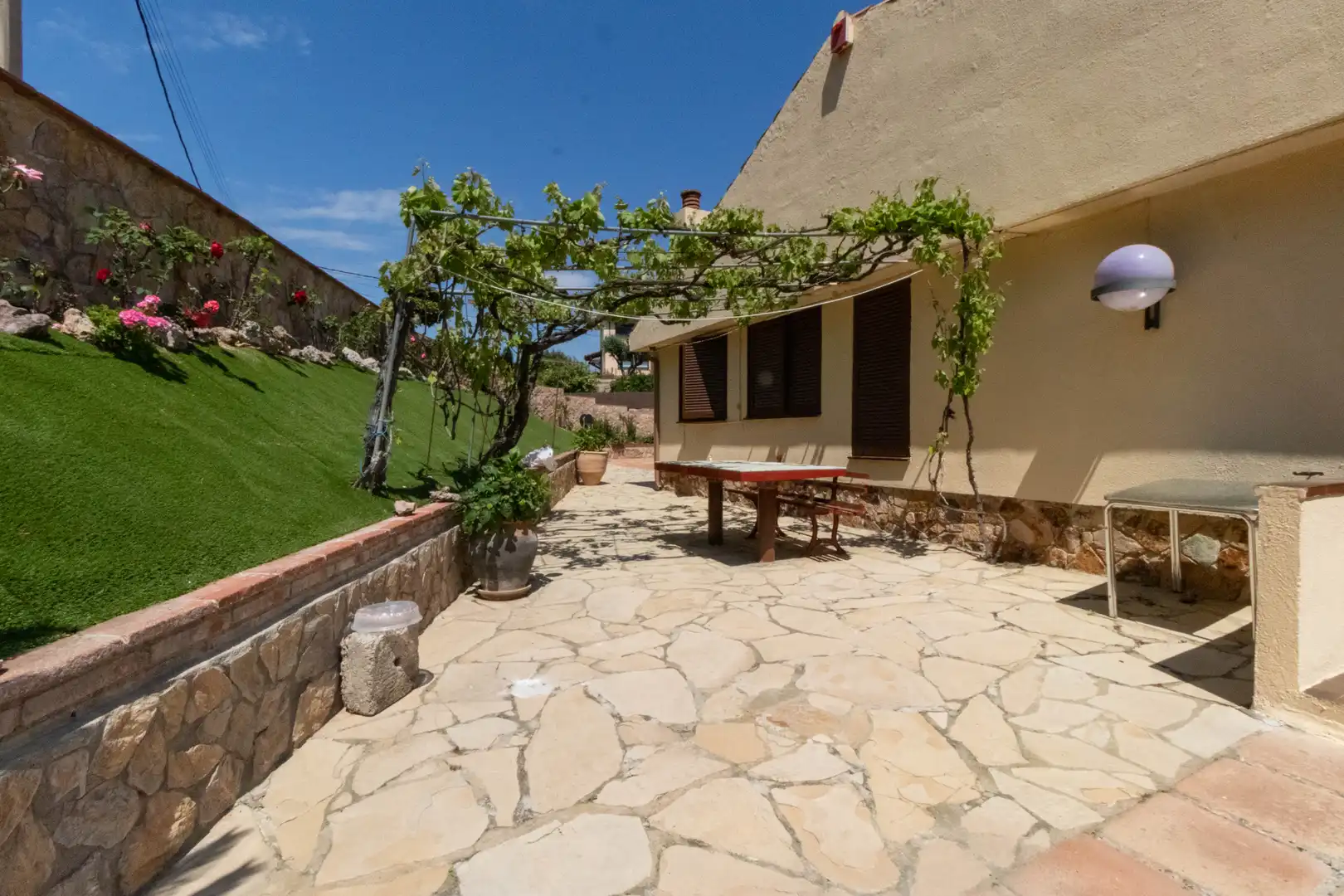 Terrassa de Casa o xalet en venda en Sant Cebrià de Vallalta amb Calefacció, Jardí privat i Terrassa
