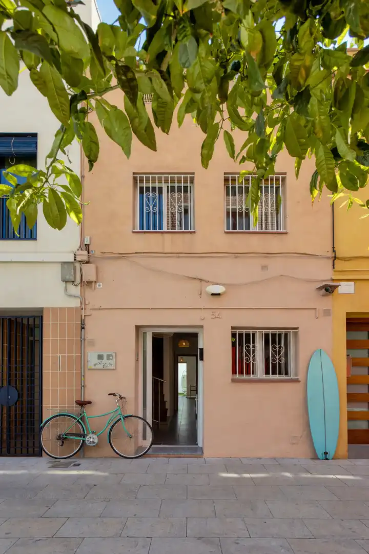 Außenansicht von Einfamilien-Reihenhaus zum Verkauf in Barcelona mit Klimaanlage, Heizung und Privatgarten