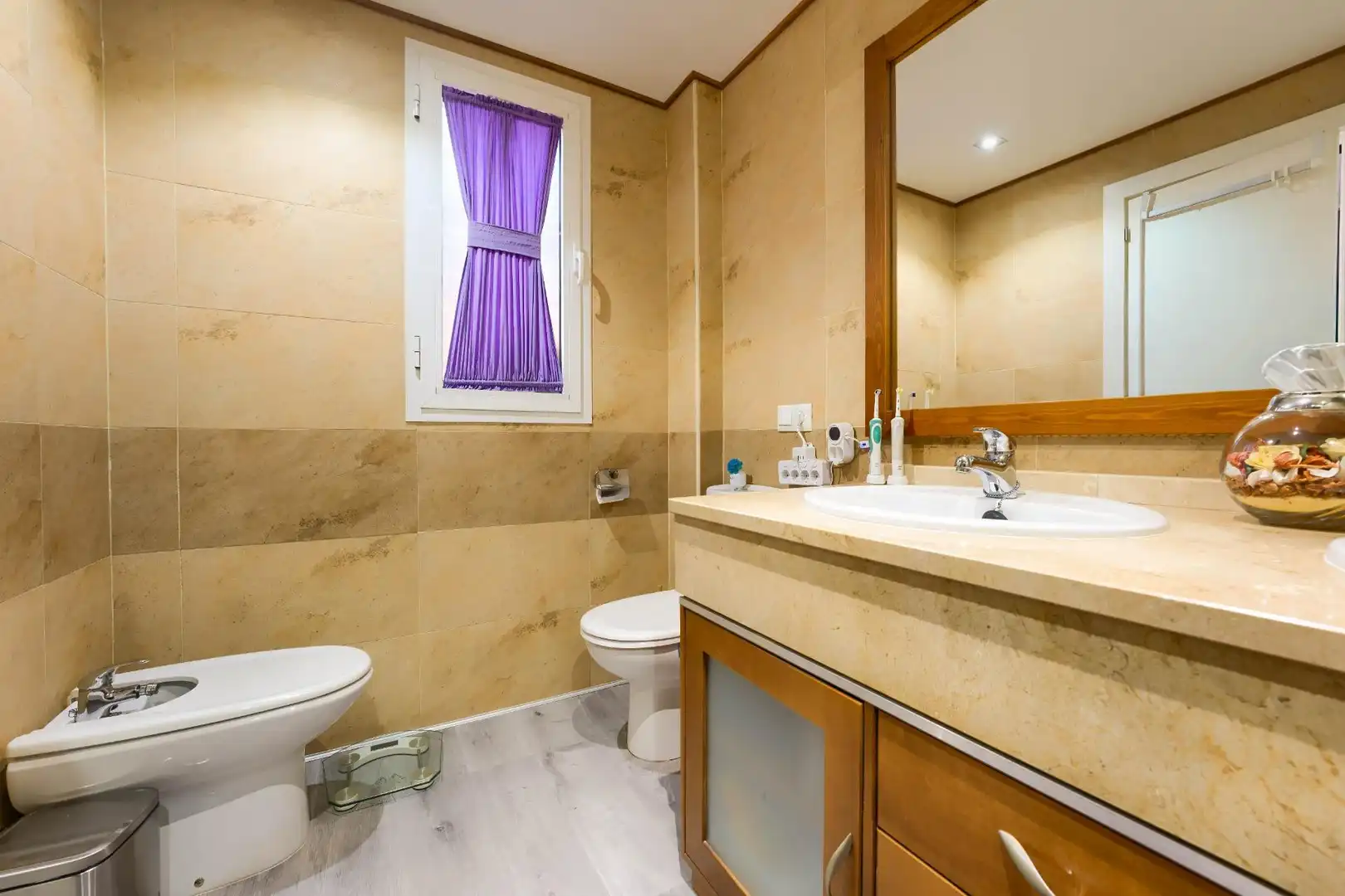 Badezimmer von Einfamilien-Reihenhaus zum Verkauf in Espartinas mit Klimaanlage, Heizung und Parkett