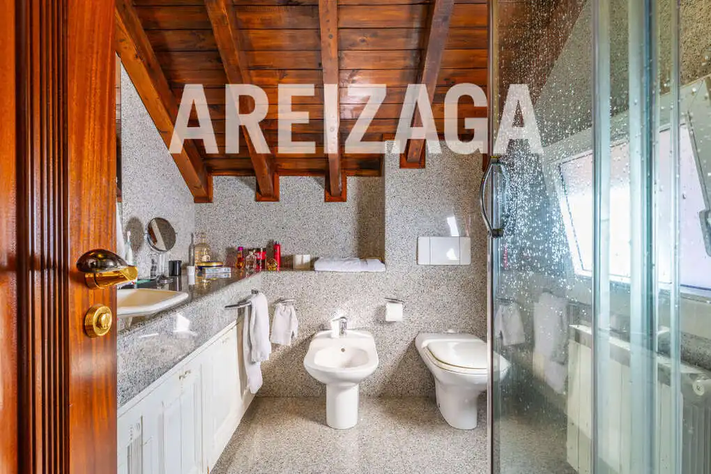 Bany de Casa o xalet en venda en Donostia - San Sebastián  amb Aire condicionat, Calefacció i Terrassa