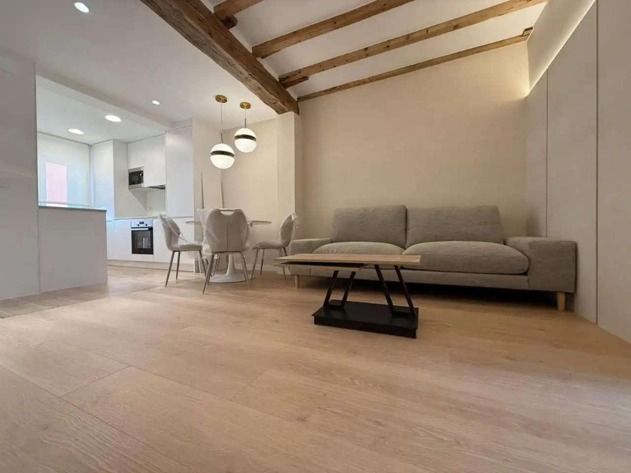 Sala de estar de Piso en venta en Burgos Capital con Calefacción, Trastero y Amueblado