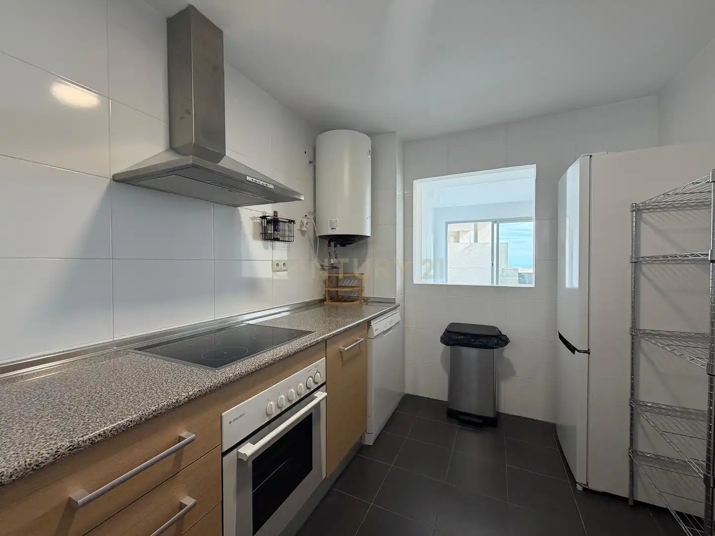 Cuina de Apartament de lloguer en Mijas amb Aire condicionat, Jardí privat i Traster