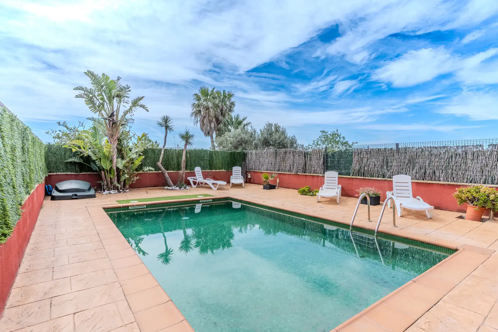 Villa con terrazza in vendita a Urbanització Riomar III-B