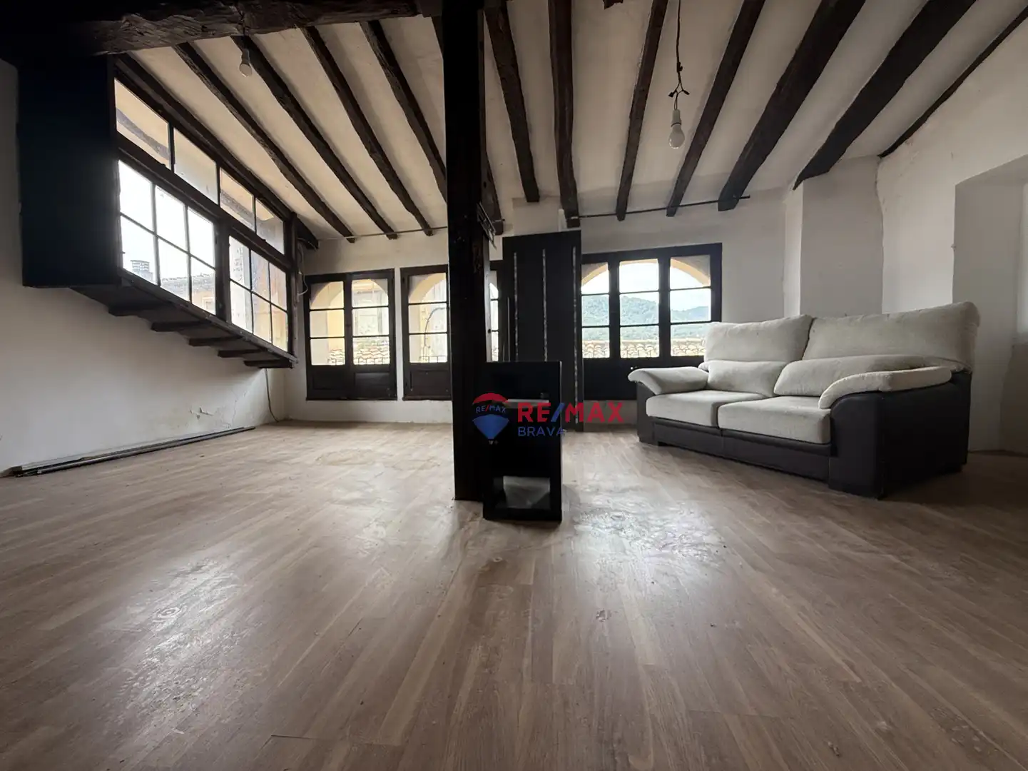Sala d'estar de Casa adosada en venda en Besalú amb Calefacció, Jardí privat i Parquet