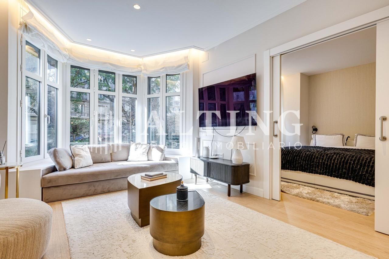 Exterior view of Flat for sale in  Barcelona Capital  with Air Conditioner, Private garden and Parquet flooring