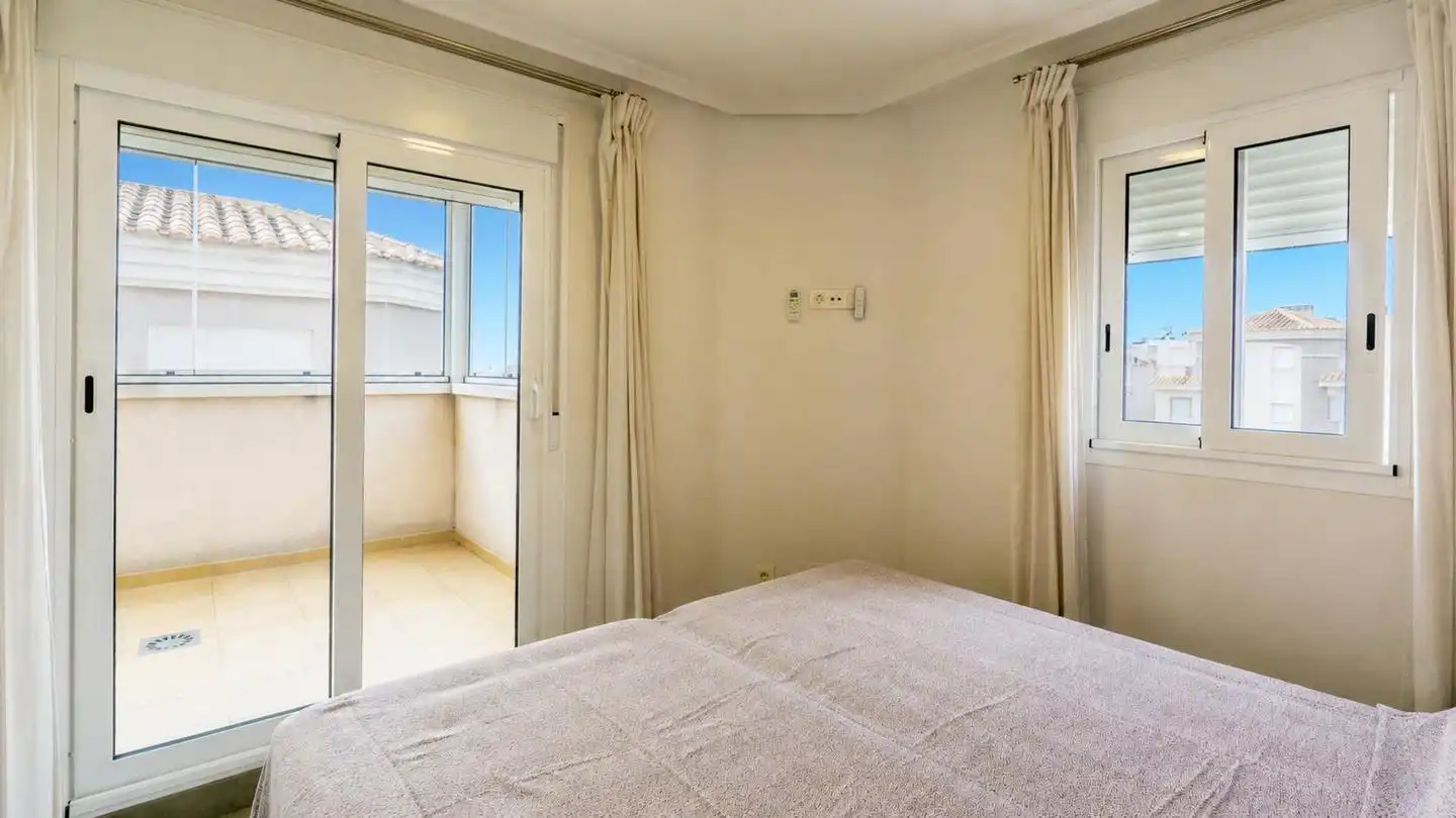 Habitación de Casa adosada en venta en Santa Pola con Aire acondicionado, Terraza y Trastero