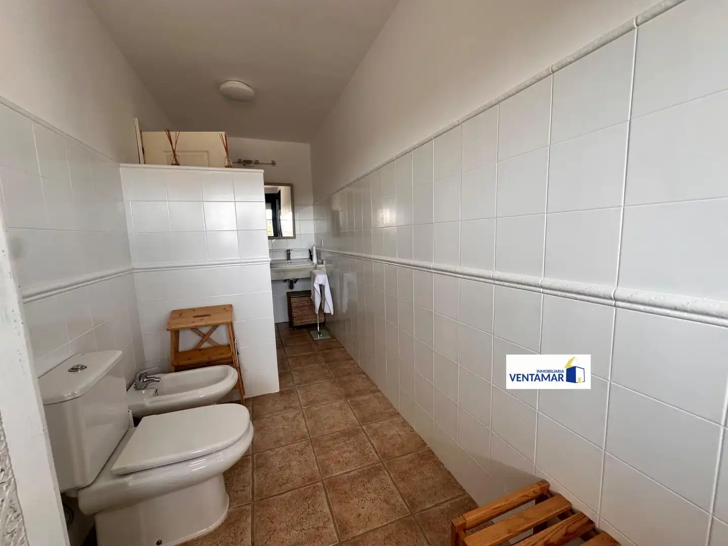 Badezimmer von Erdgeschoss zum Verkauf in La Alcaidesa mit Klimaanlage, Heizung und Privatgarten