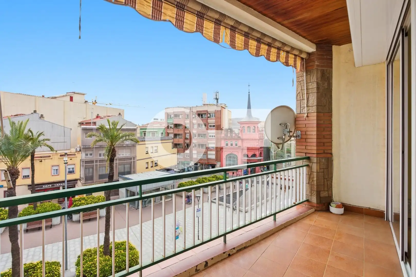 Vista exterior de Piso en venta en Cornellà de Llobregat con Aire acondicionado, Calefacción y Parquet
