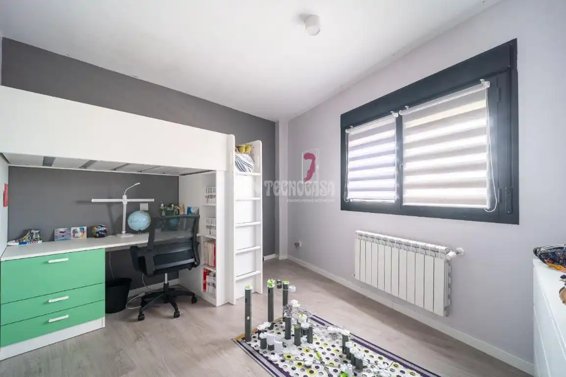 Habitación de Casa adosada en venta en Mejorada del Campo con Alarma y Piscina comunitaria