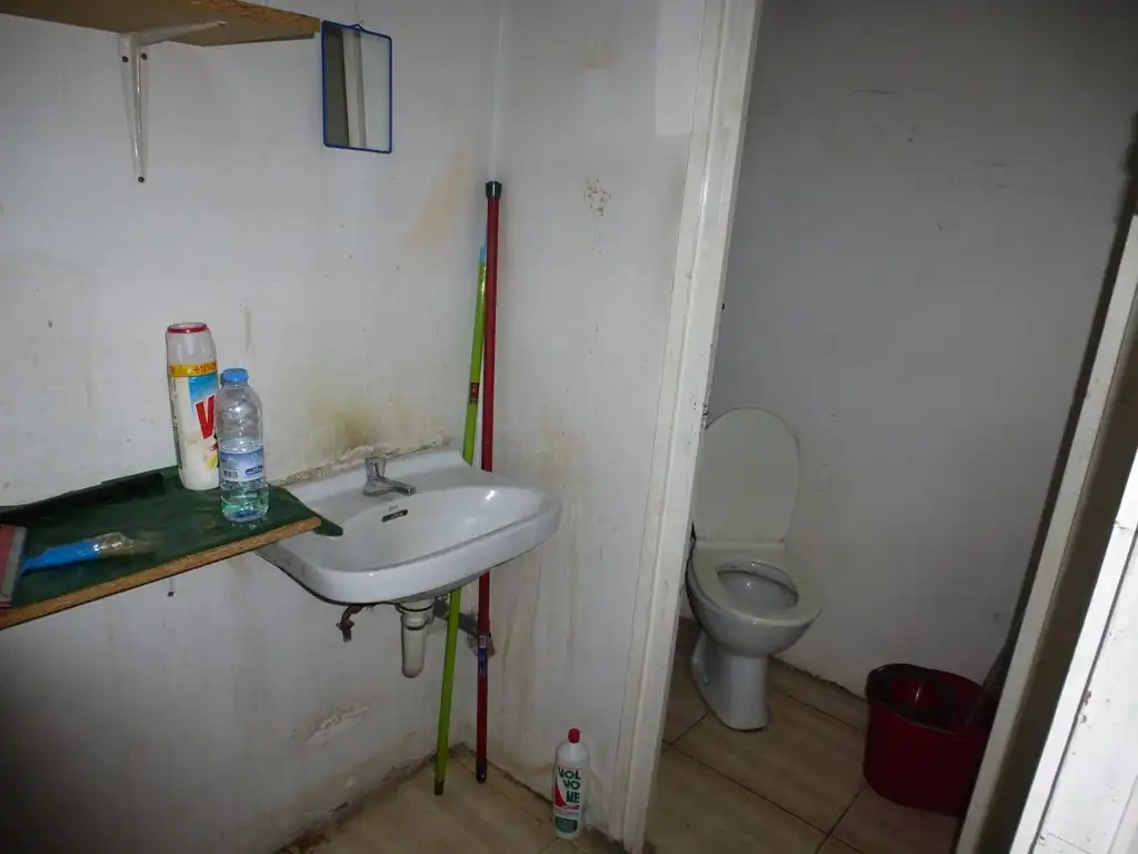 Baño de Local de alquiler en Cerdanyola del Vallès con Aire acondicionado