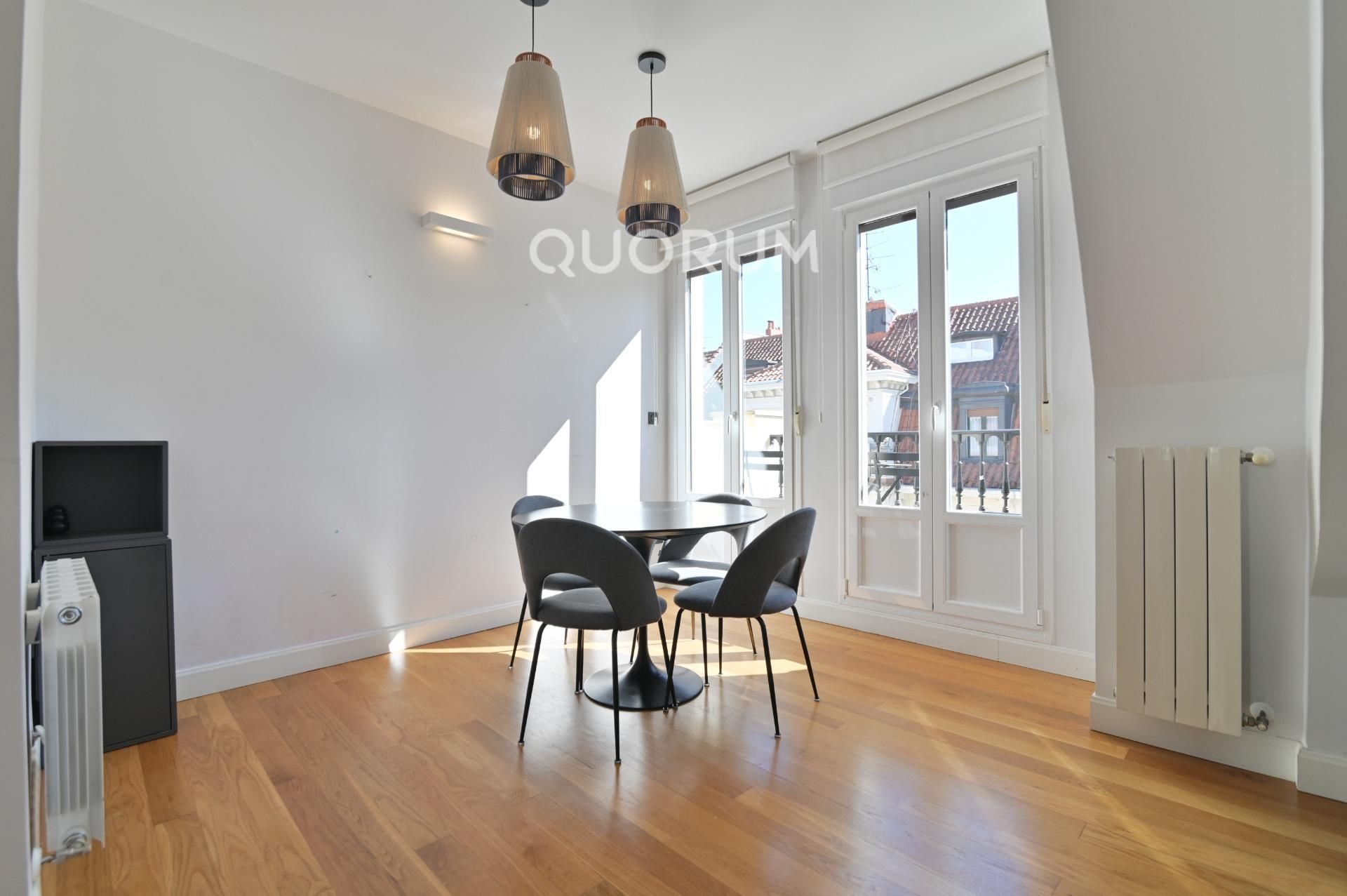 Menjador de Pis en venda en Bilbao  amb Calefacció i Balcó