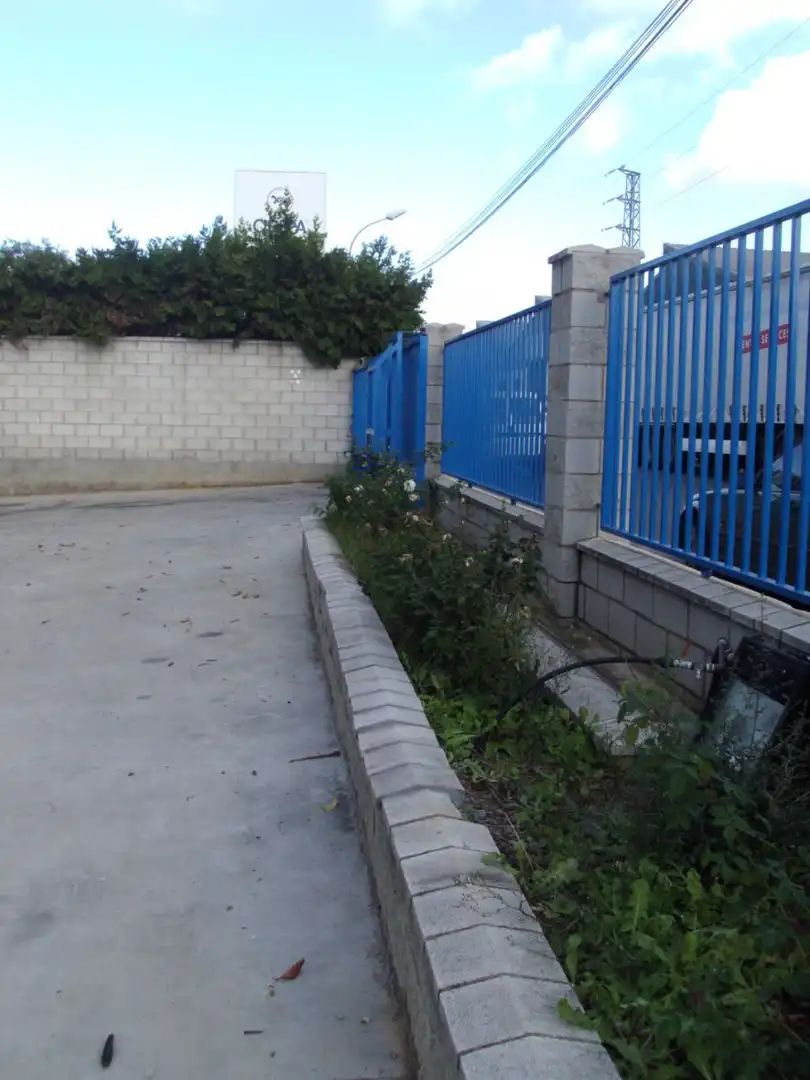 Parkplatz von Fabrikhallen zur Miete in Alcalá de Guadaira