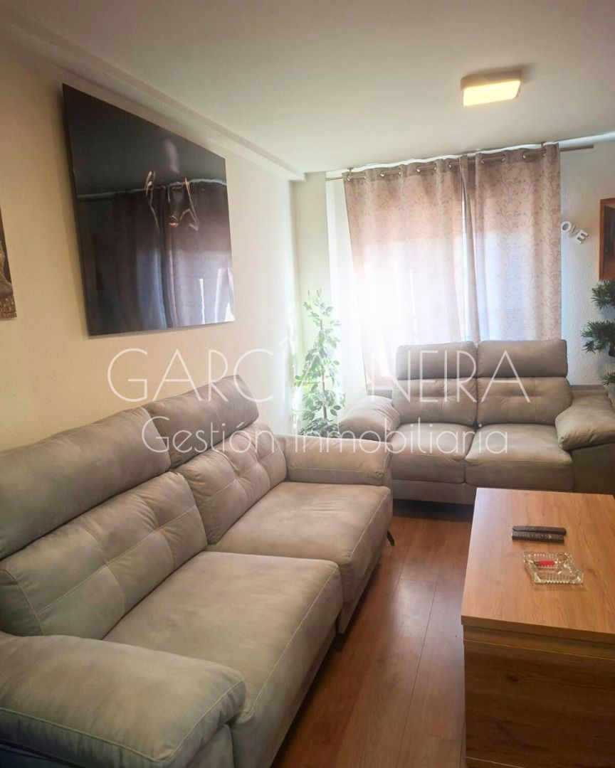 Sala d'estar de Pis en venda en Oviedo  amb Calefacció, Parquet i Moblat